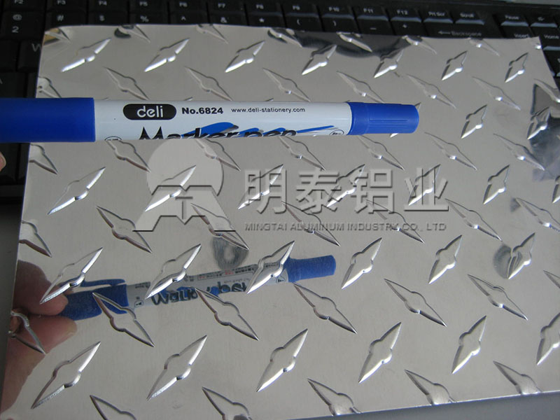 3003-H22花紋鋁板_工具箱用指針型花紋鋁板多少錢一噸？
